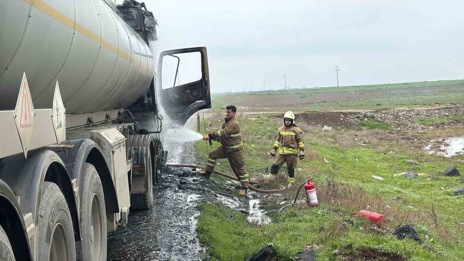 Cizre’de seyir halindeki tır alev topuna döndü
