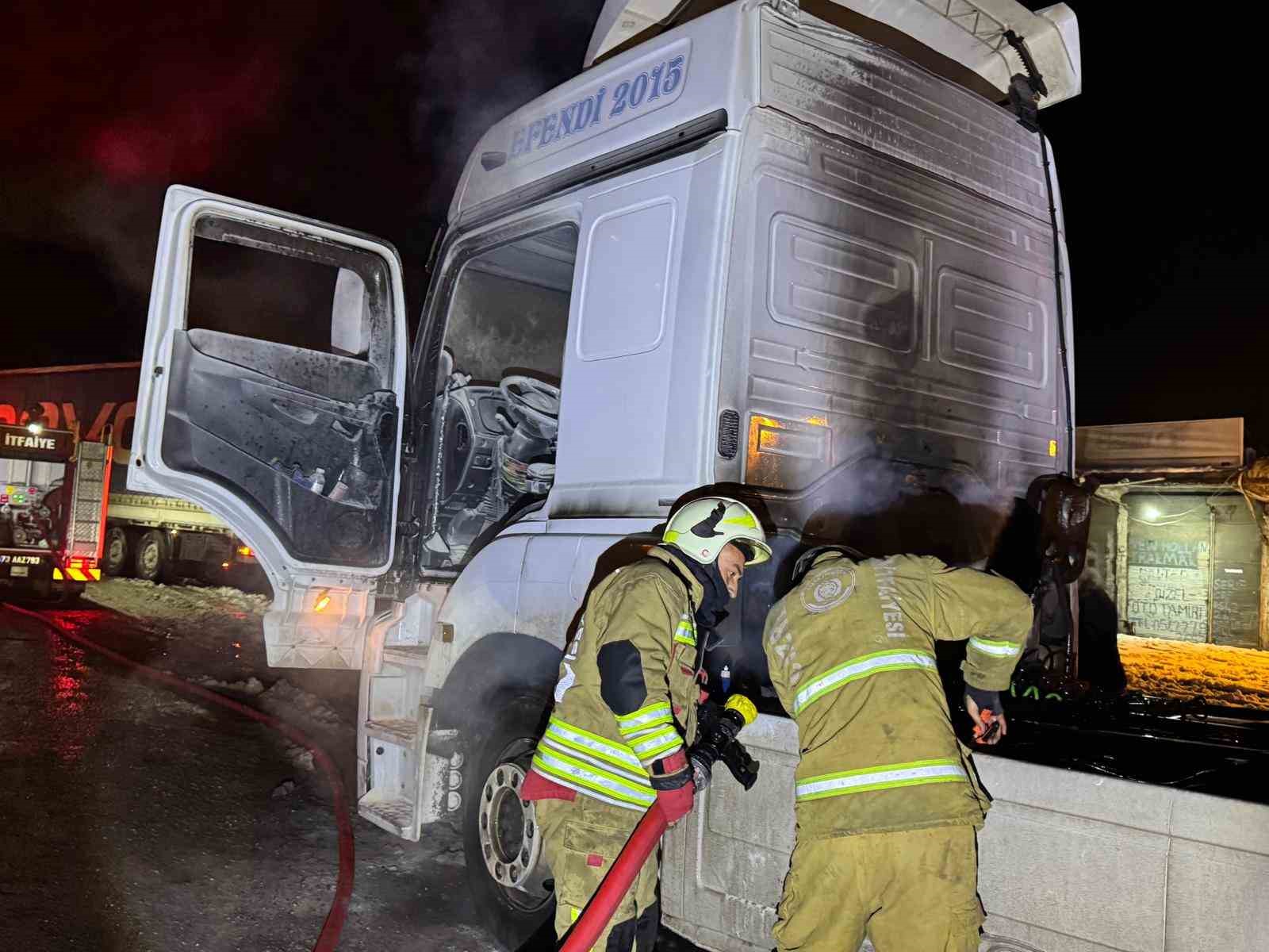 Cizre’de seyir halindeki Tır alevlere teslim oldu
