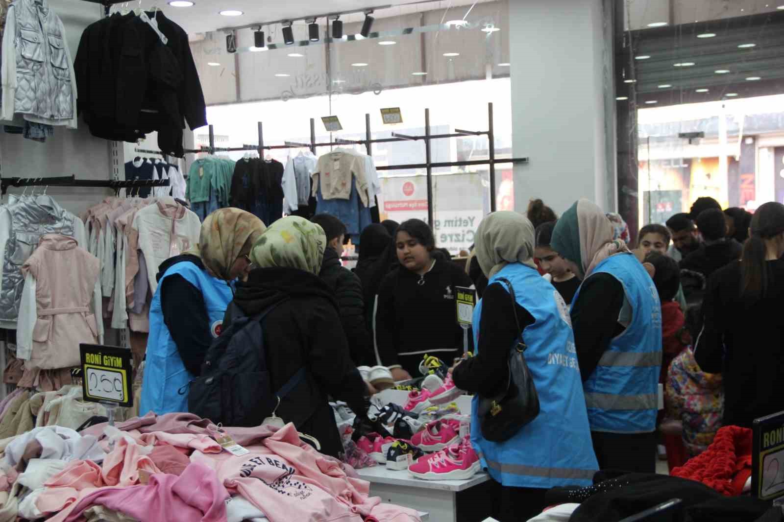 Cizre’de "Yetim Gülerse Cizre Güler" Projesi
