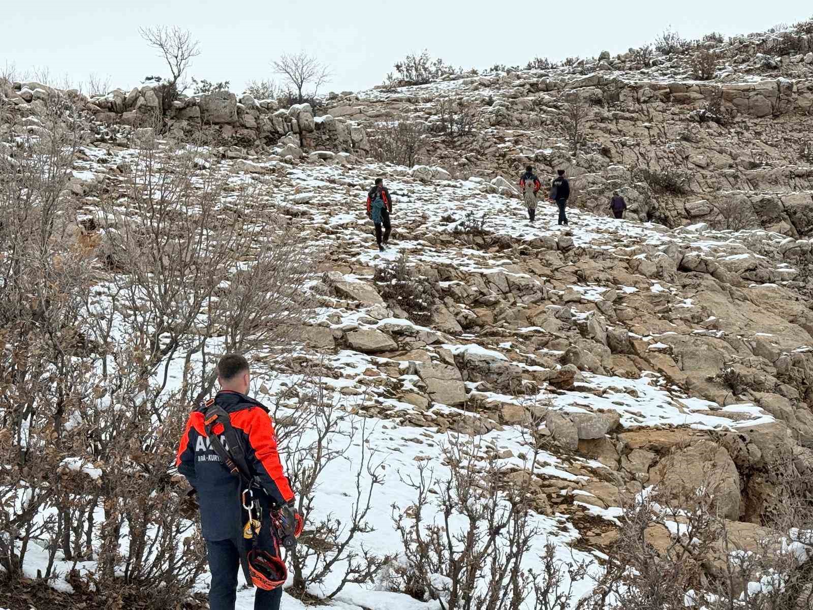 Çoban ve 9 keçisi, 3 gündür mahsur kaldığı yerden kurtarıldı
