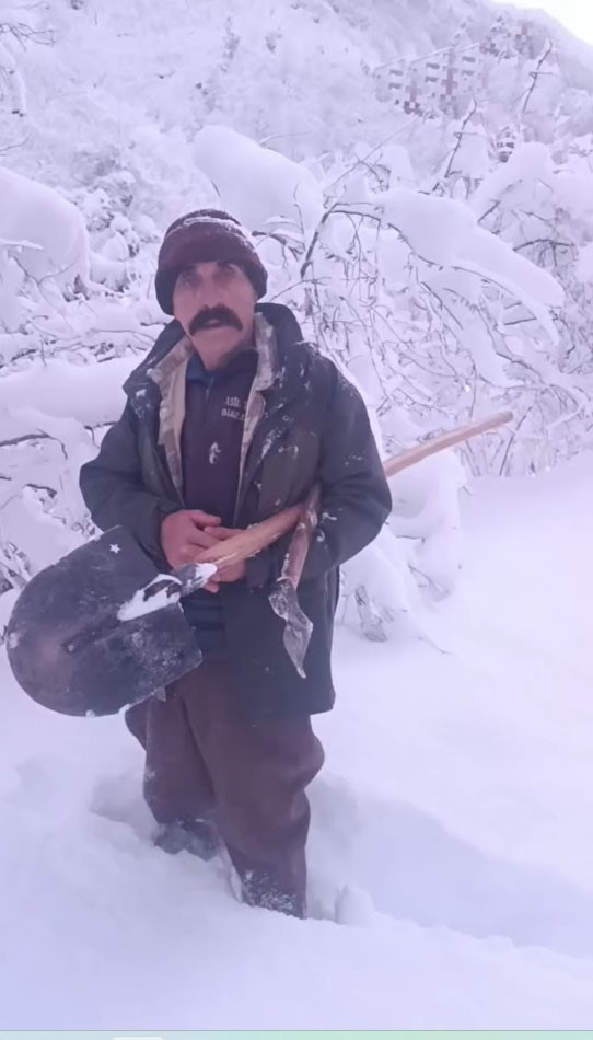 Çobanın yardım çağrısına valilik anında karşılık verdi: Karlı yollar aşılarak hayvanlara yem ulaştırıldı
