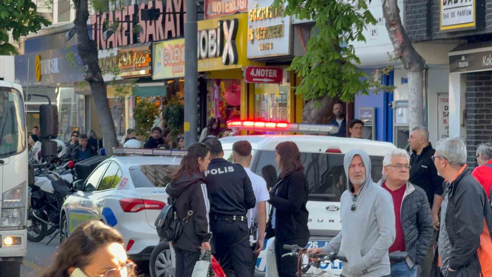 Çocuğun attığı yumrukla yaşlı adam kanlar içinde yere yığıldı
