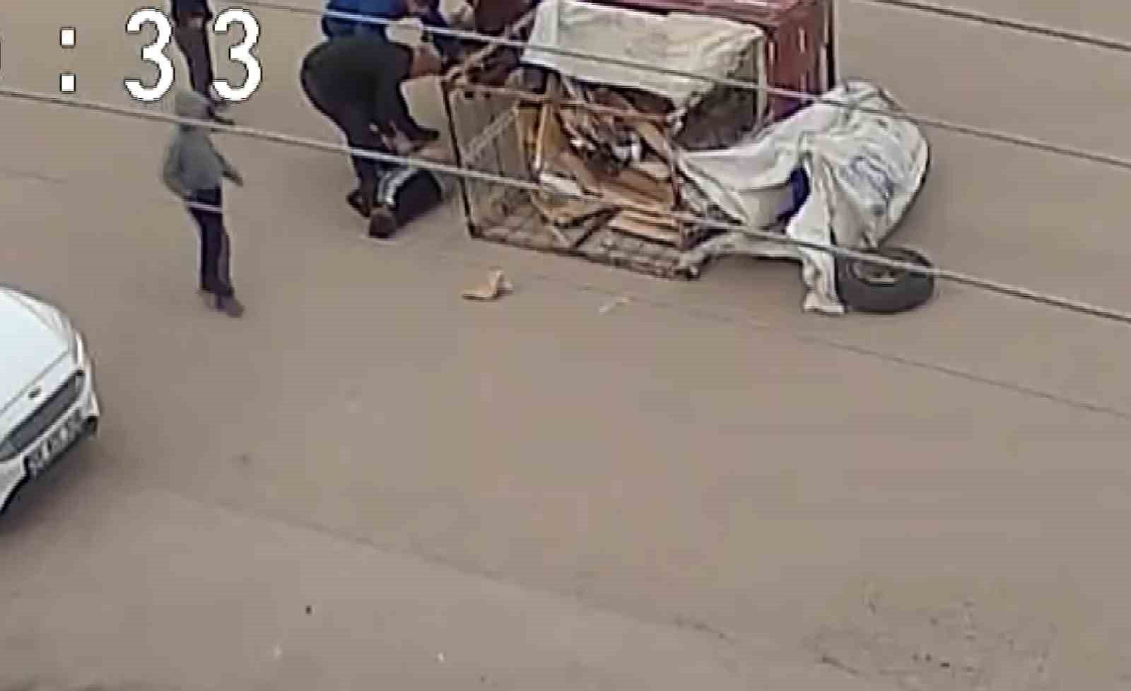 Çocuğun kullandığı elektrikli motosiklet yola devrildi, o anlar kamerada
