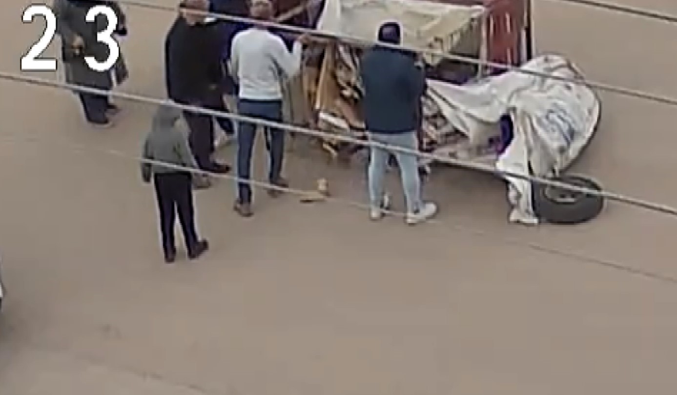 Çocuğun kullandığı elektrikli motosiklet yola devrildi, o anlar kamerada
