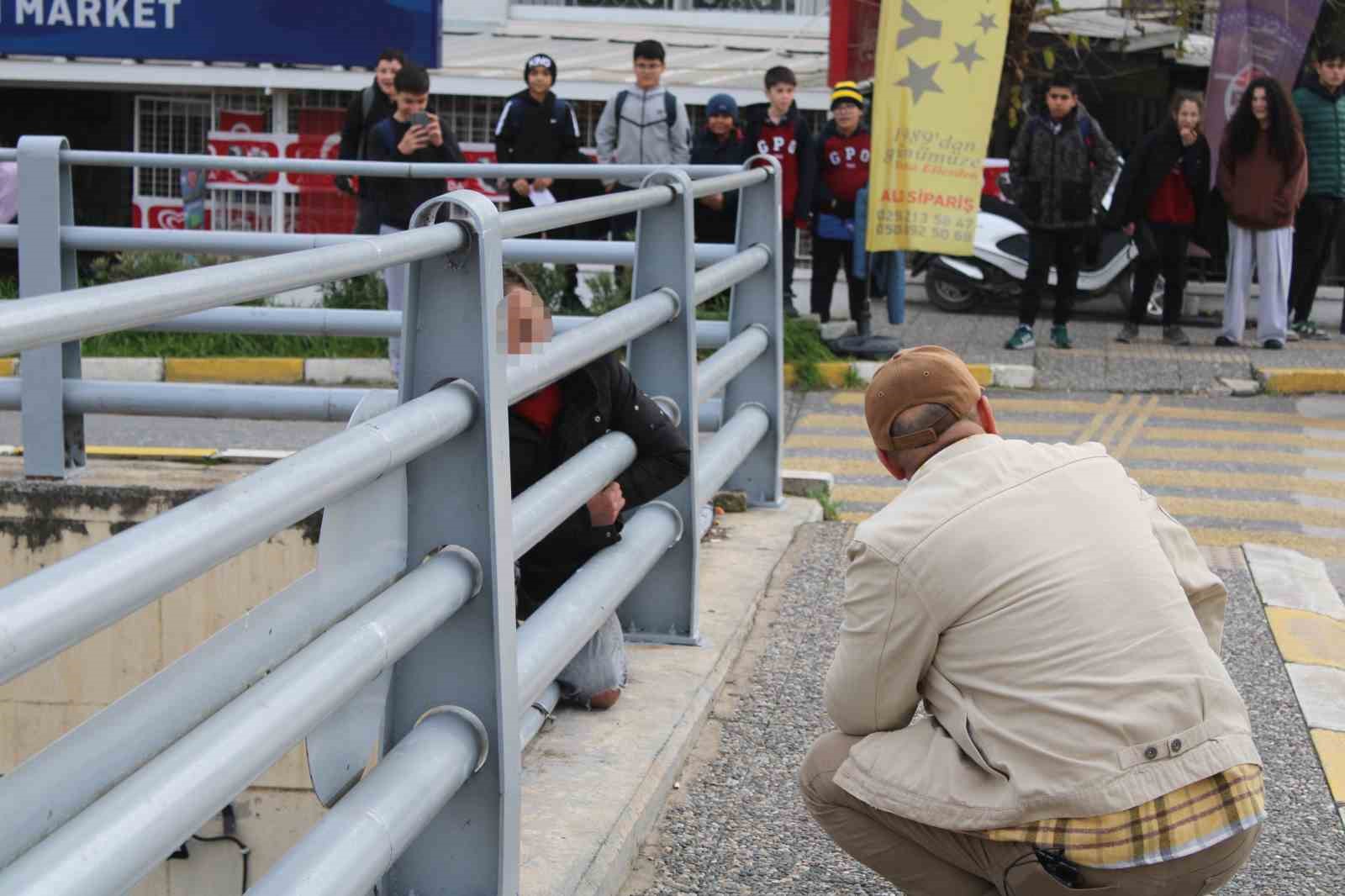 Çocuğunu görmek için alt geçidin üstüne çıkan şahıs ikna edildi
