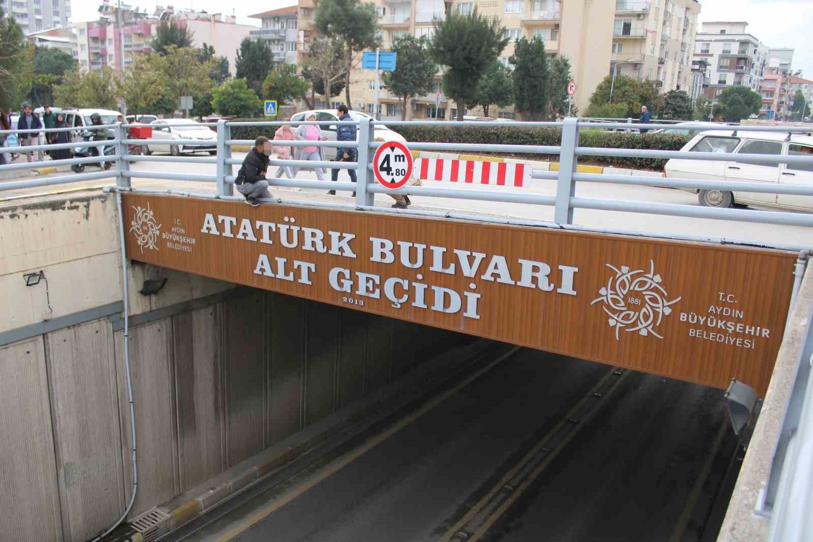 Çocuğunu görmek için alt geçidin üstüne çıkan şahıs ikna edildi
