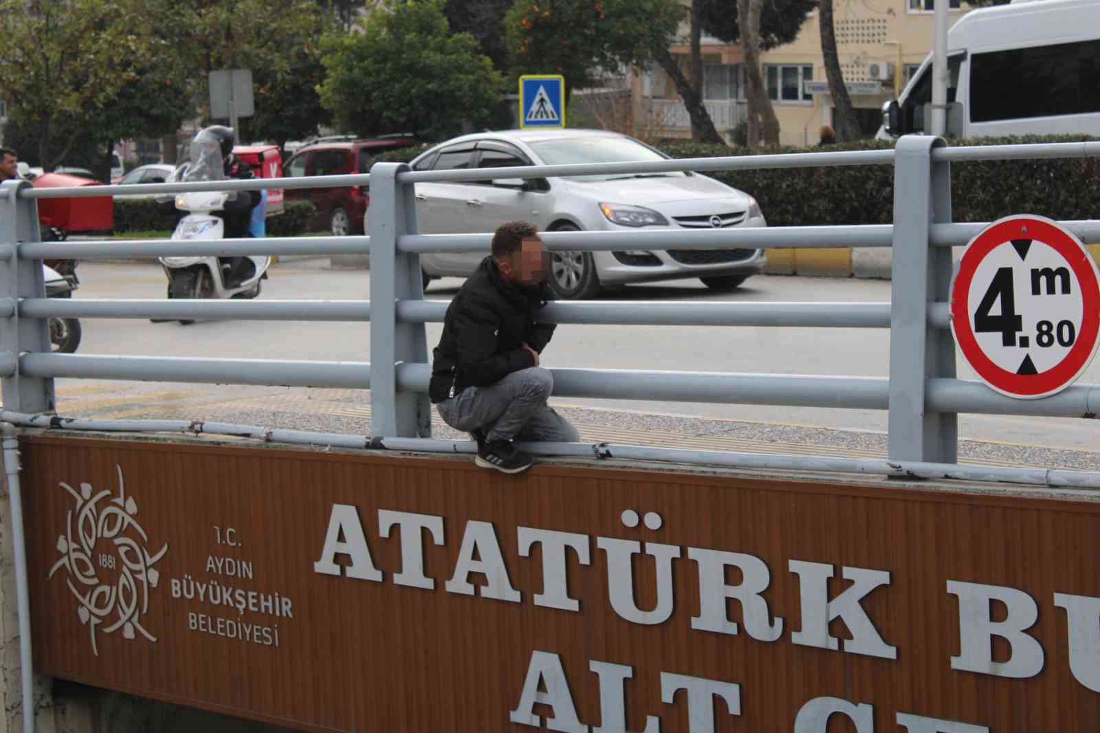Çocuğunu görmek için alt geçidin üstüne çıkan şahıs ikna edildi
