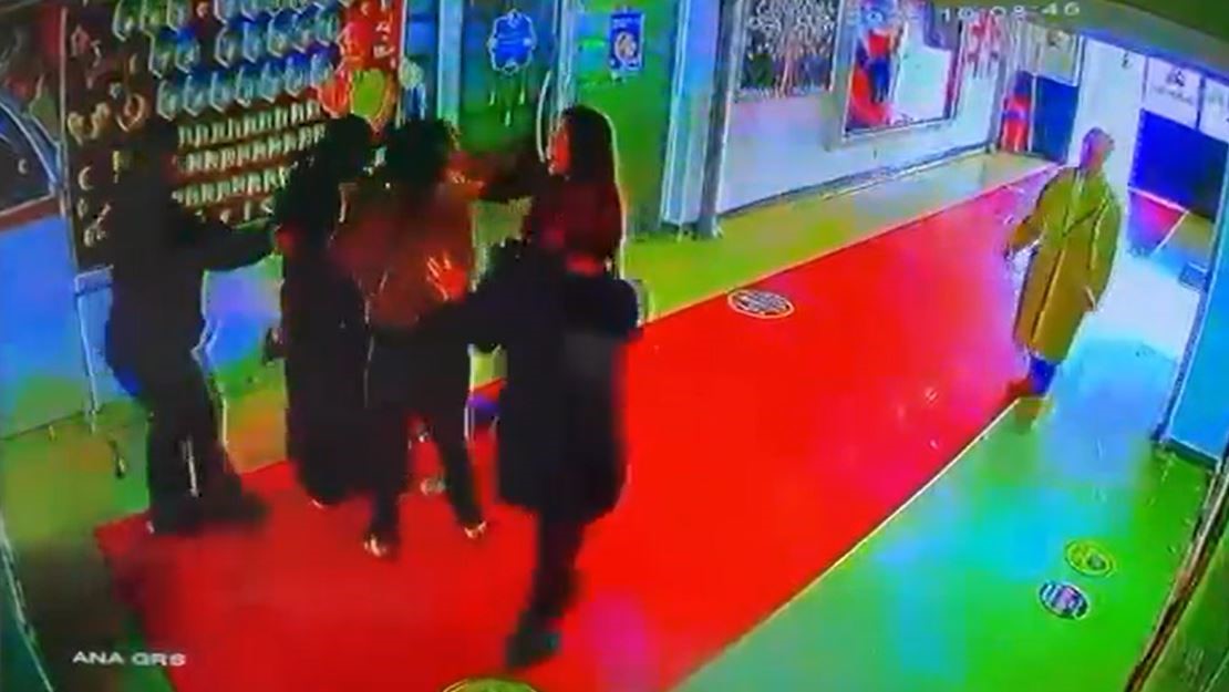 Çocuğunu müdüre şikayet eden veliye böyle saldırdı
Çocuğunu müdüre şikayet eden veliye böyle saldırdı