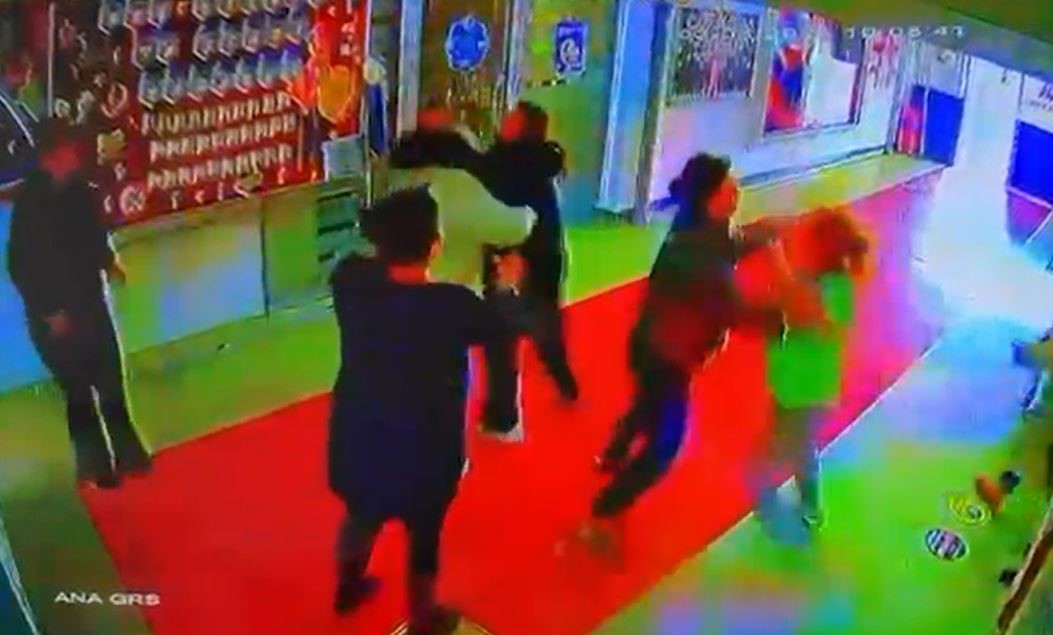 Çocuğunu müdüre şikayet eden veliye böyle saldırdı
Çocuğunu müdüre şikayet eden veliye böyle saldırdı