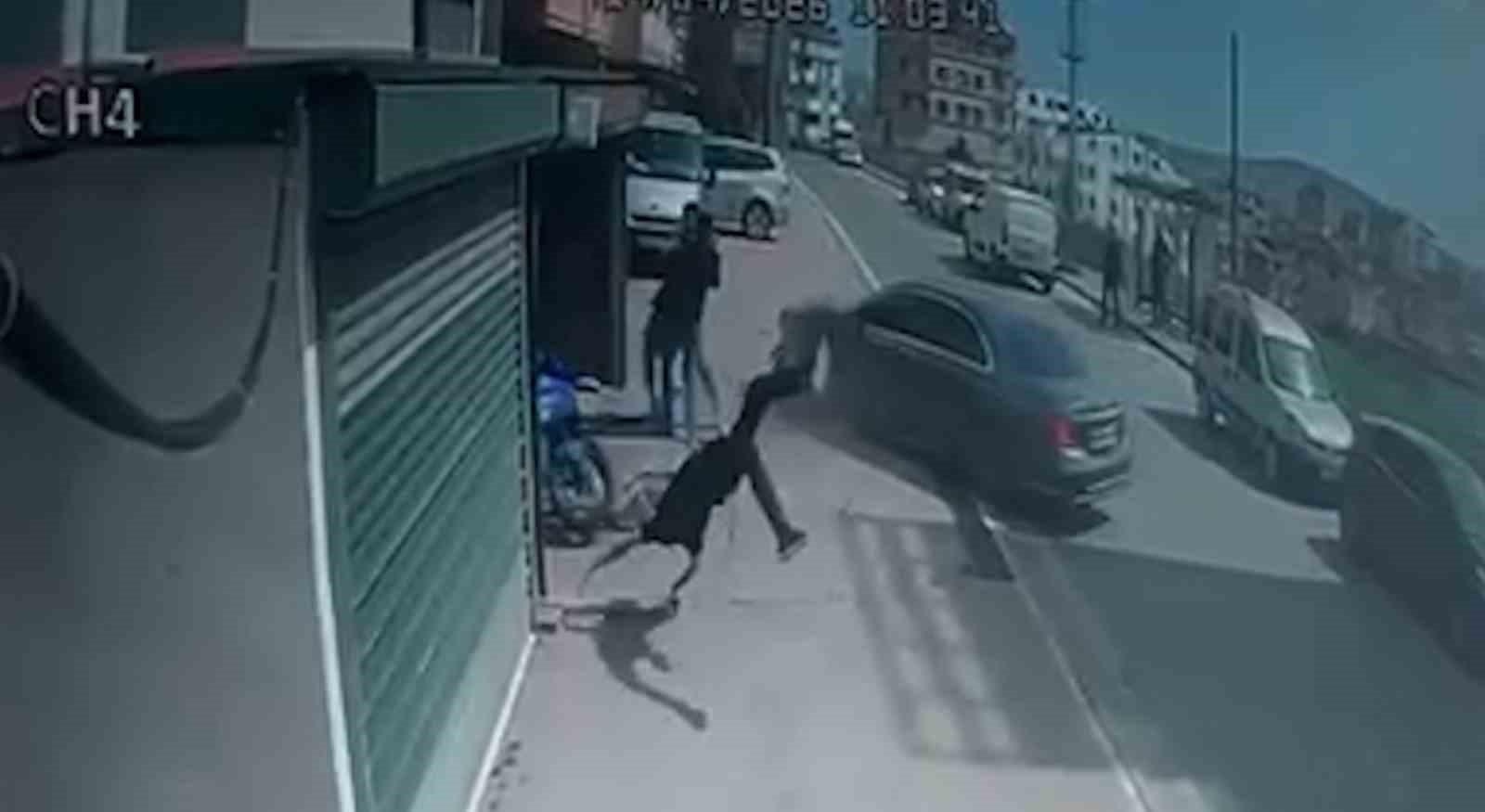 Çocuğunu tehdit ettiğini iddia ettiği motosikletliye otomobiliyle böyle çarptı
