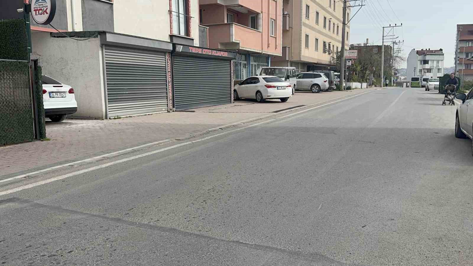 Çocuğunu tehdit ettiğini iddia ettiği motosikletliye otomobiliyle böyle çarptı
