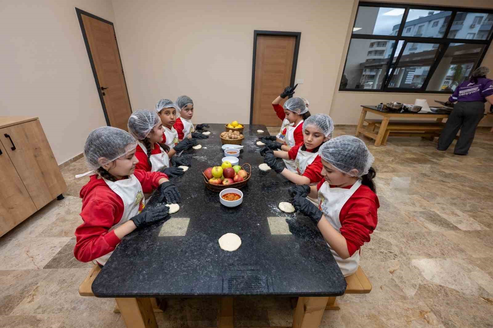 Çocuk kampüsünde çocuklar hem eğleniyor, hem de öğreniyor
