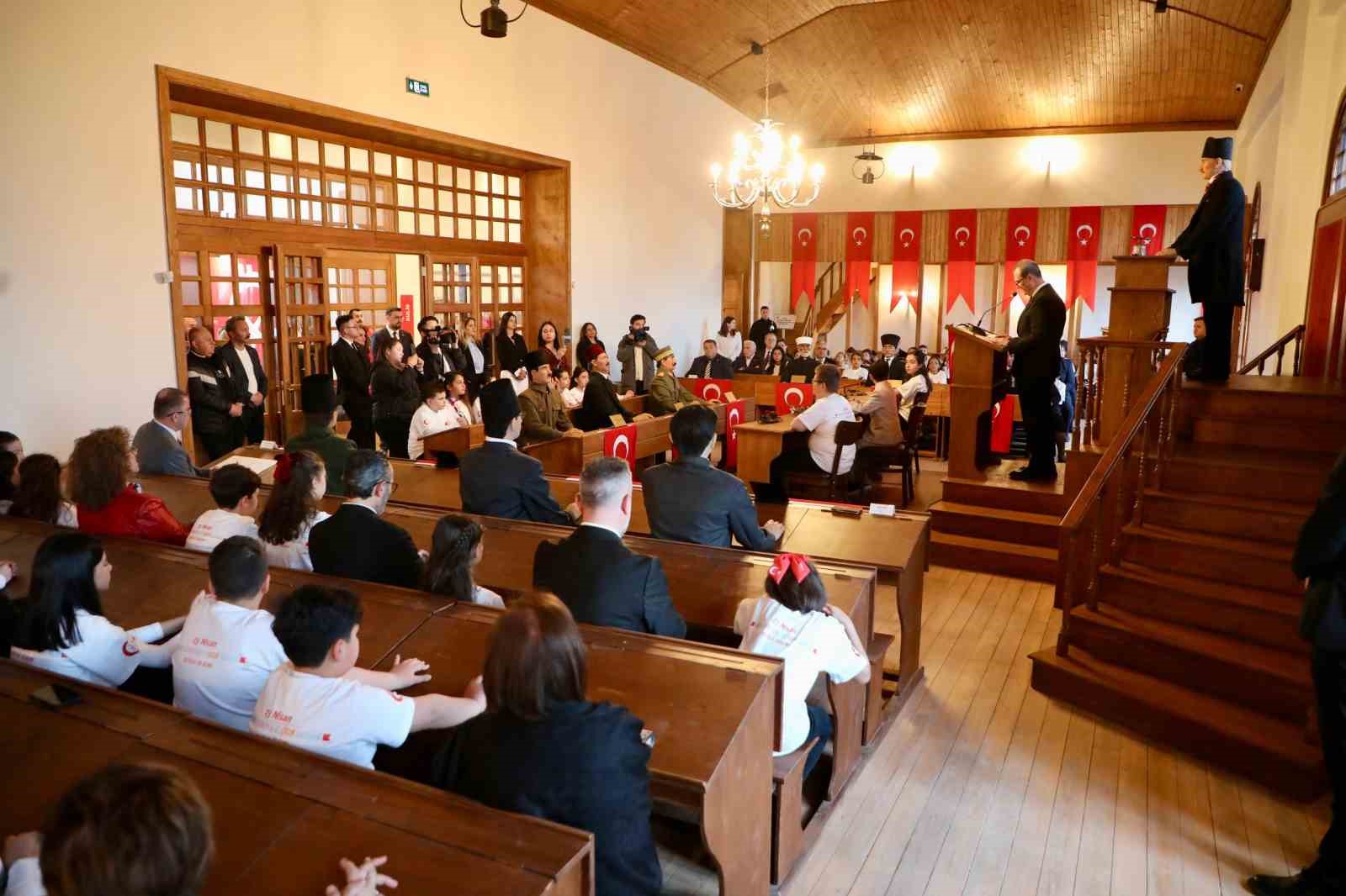 Çocuk meclisinden tarihi atmosferde 23 Nisan özel oturumu
