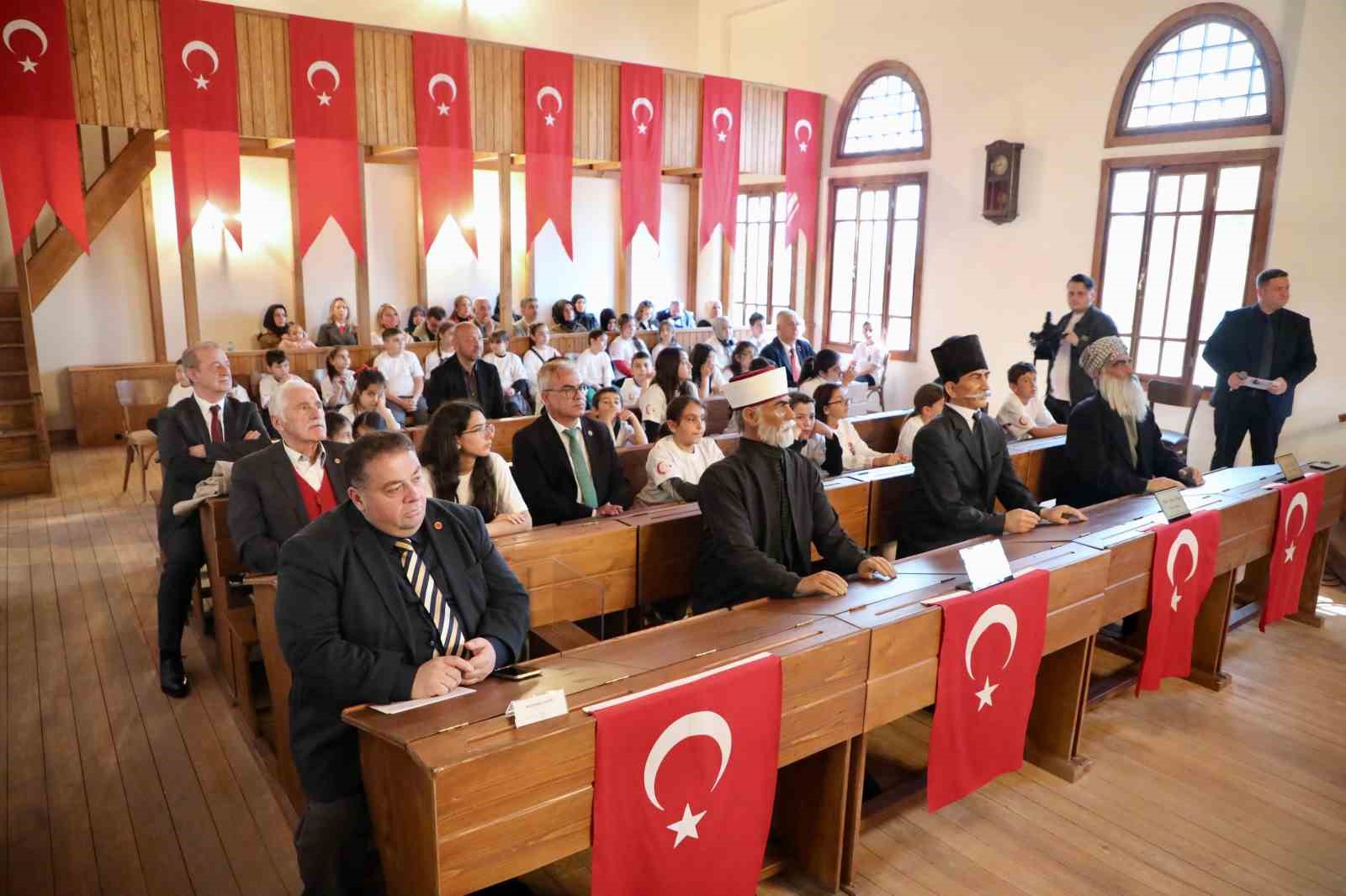 Çocuk meclisinden tarihi atmosferde 23 Nisan özel oturumu
