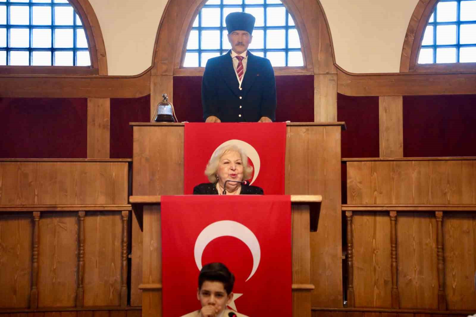 Çocuk meclisinden tarihi atmosferde 23 Nisan özel oturumu
