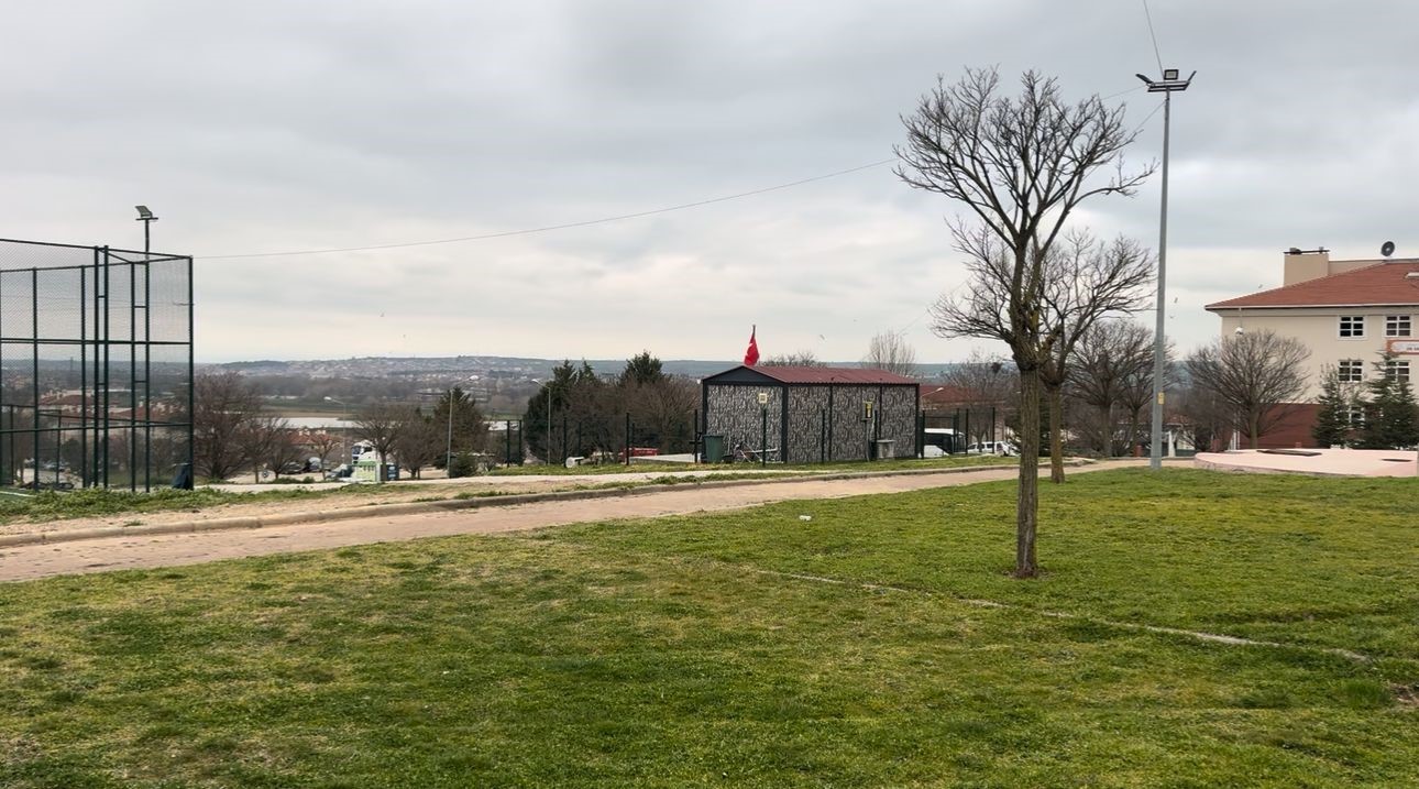 Çocuk parkında silahlı dehşet: Ateş açarak koştu
