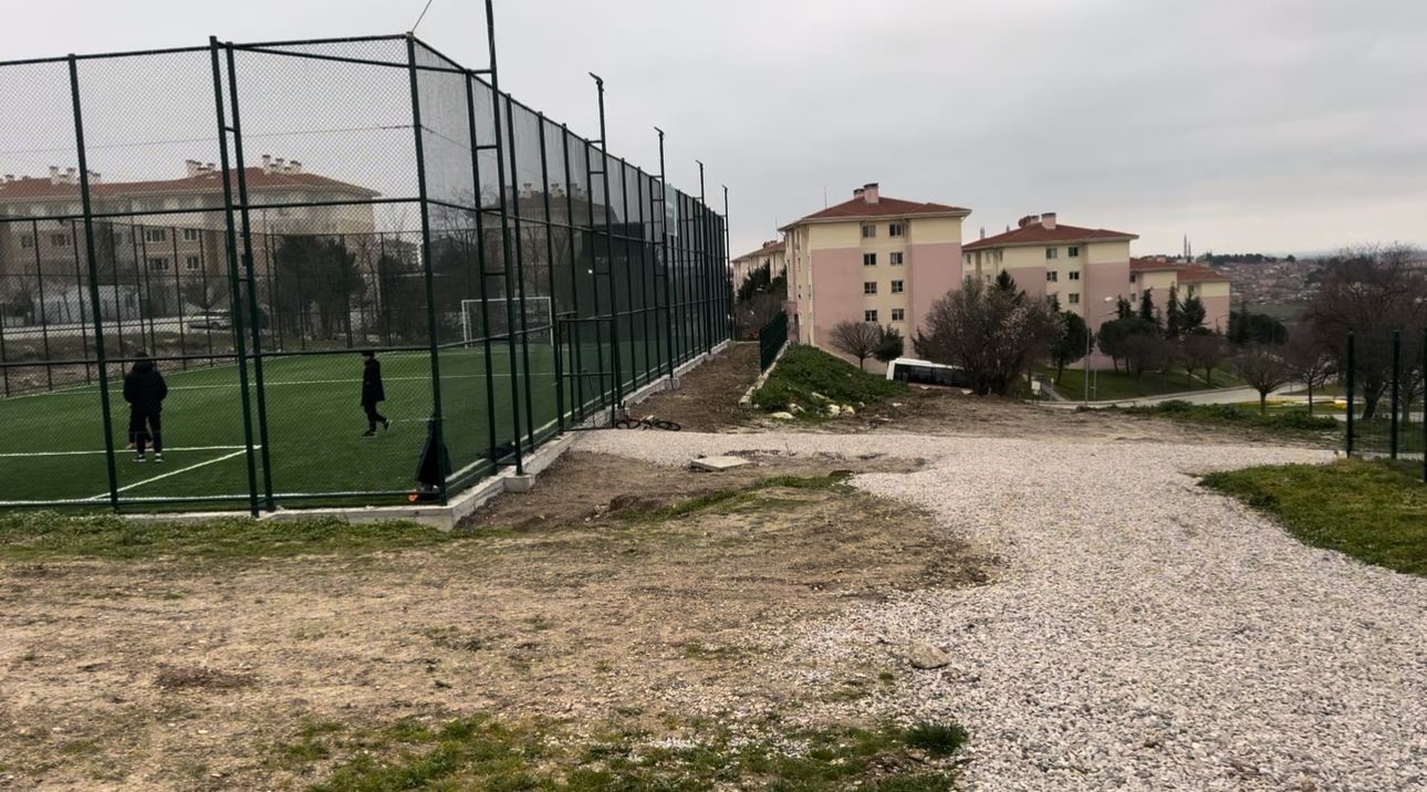 Çocuk parkında silahlı dehşet: Ateş açarak koştu
