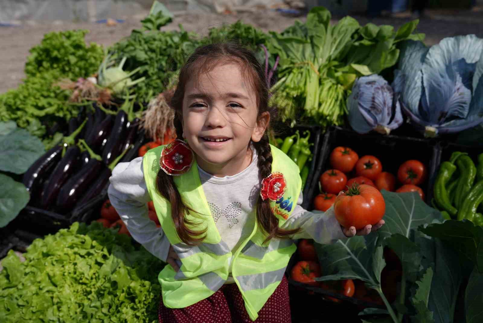 Çocuk serasında minikler yetiştirdikleri sebzeleri hasat etti
