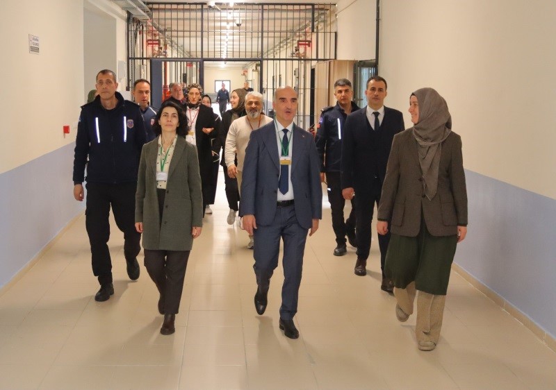 Çocuk ve genç mahkumlara hat sanatı süsleme çalışmaları tanıtıldı
