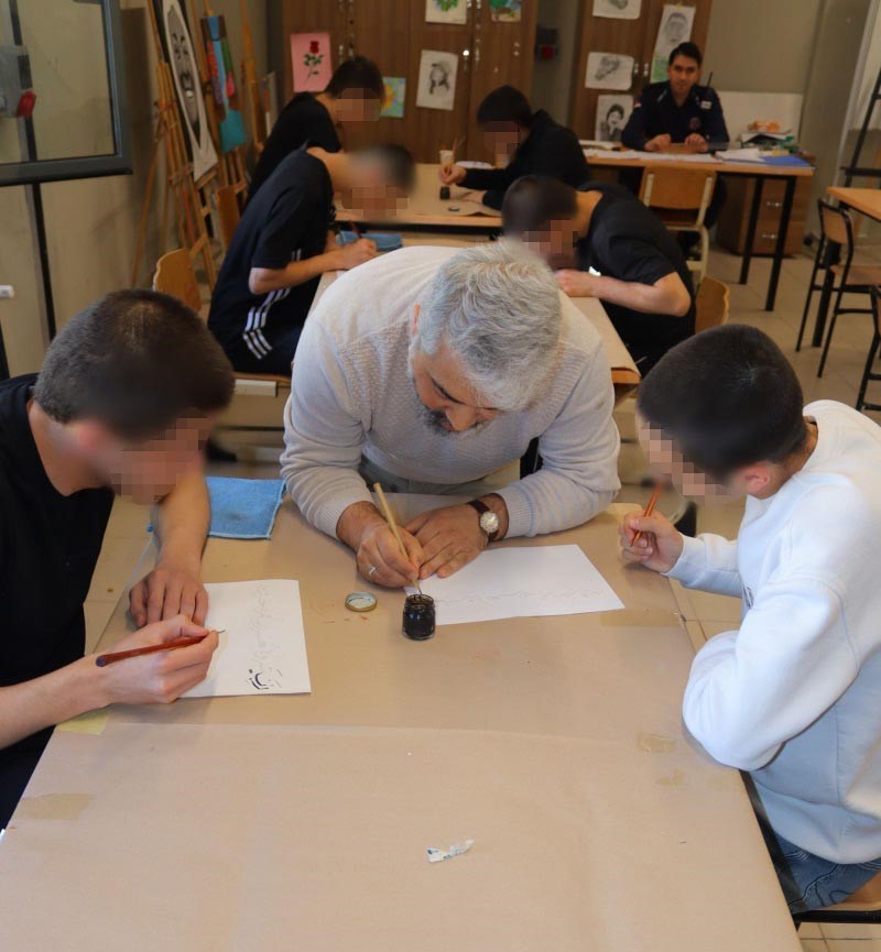 Çocuk ve genç mahkumlara hat sanatı süsleme çalışmaları tanıtıldı
