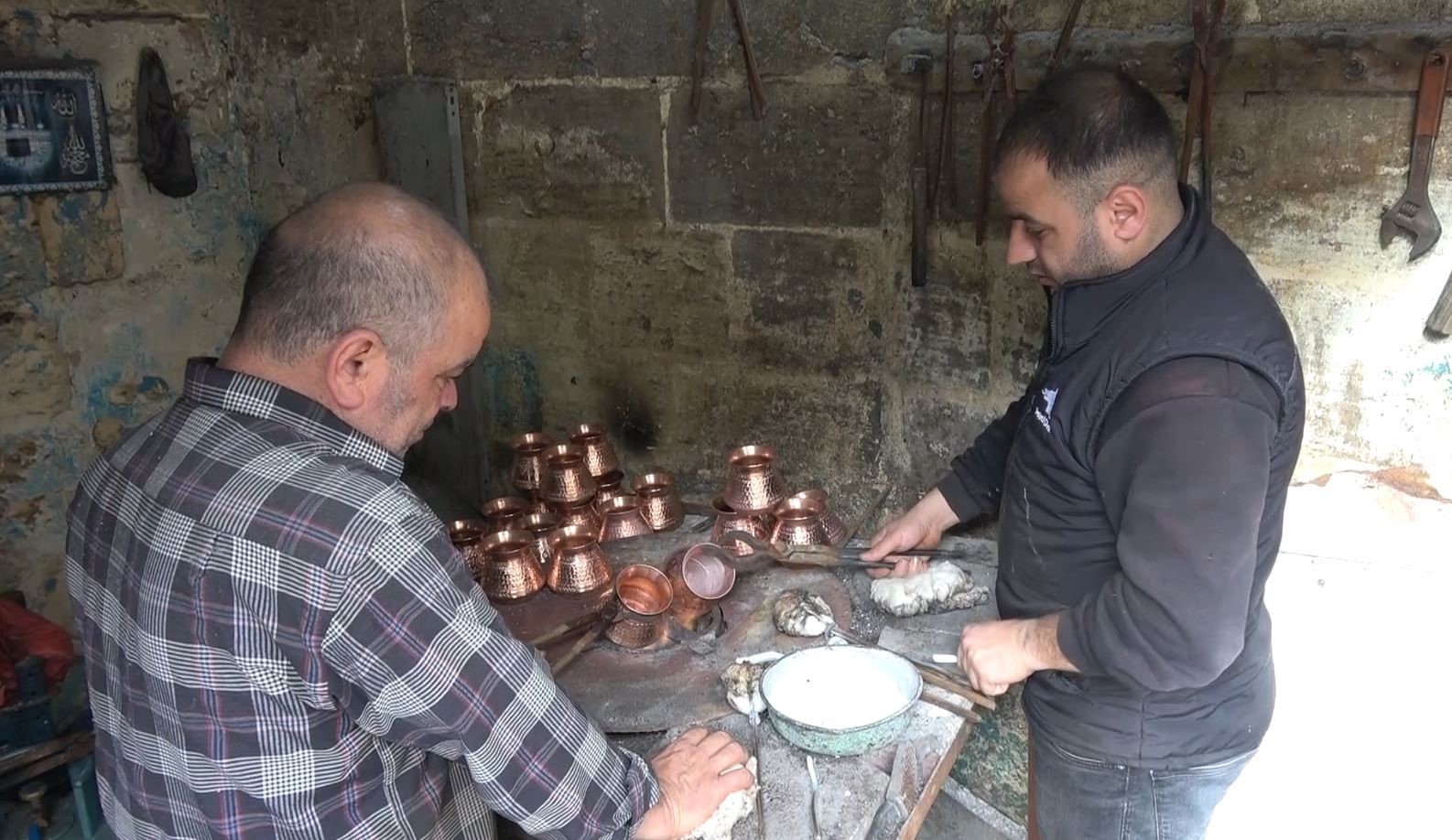 Çocuk yaşta başladığı kalaycılığı 50 yıldır sürdürüyor
