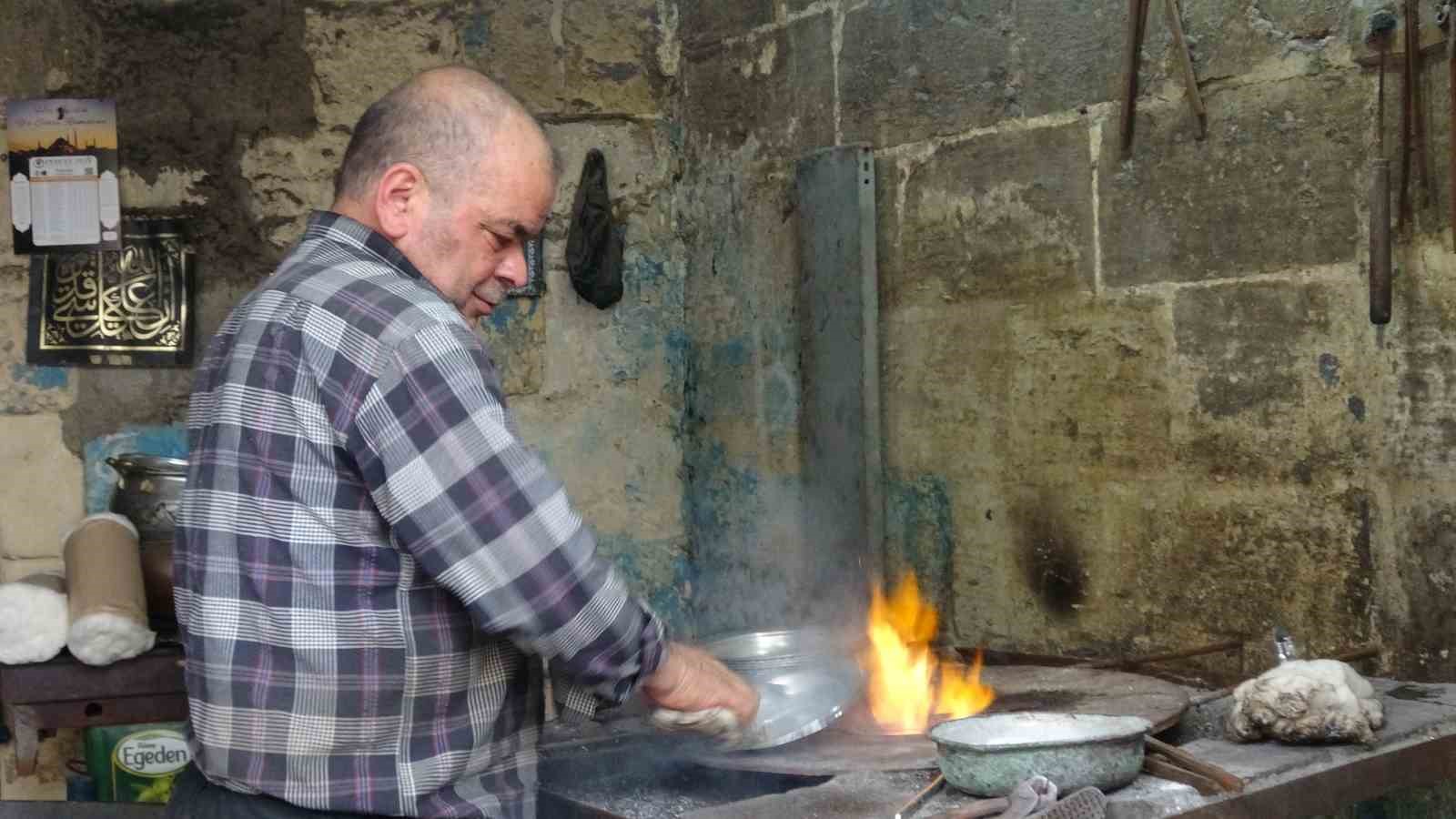 Çocuk yaşta başladığı kalaycılığı 50 yıldır sürdürüyor
