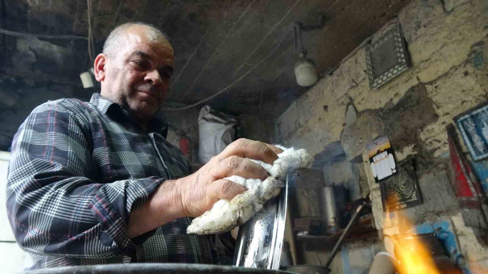 Çocuk yaşta başladığı kalaycılığı 50 yıldır sürdürüyor
