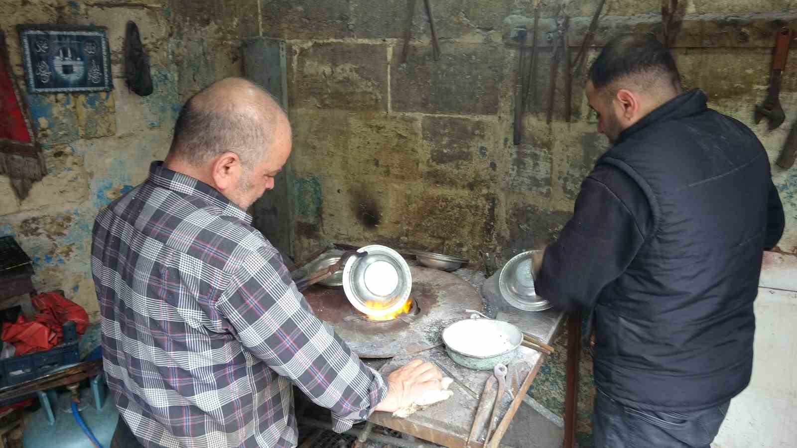 Çocuk yaşta başladığı kalaycılığı 50 yıldır sürdürüyor
