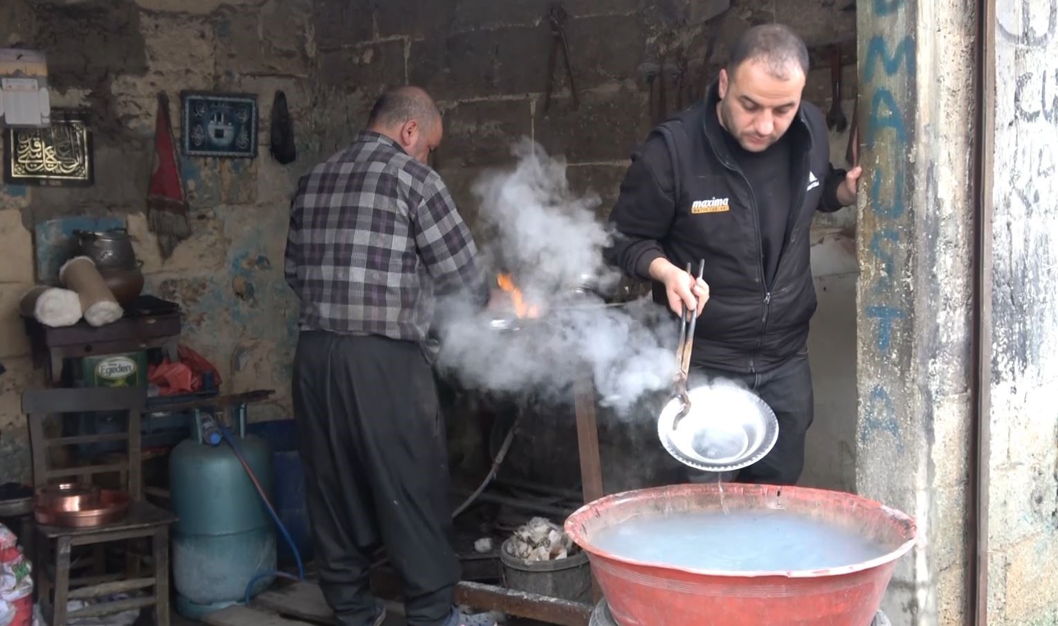 Çocuk yaşta başladığı kalaycılığı 50 yıldır sürdürüyor
