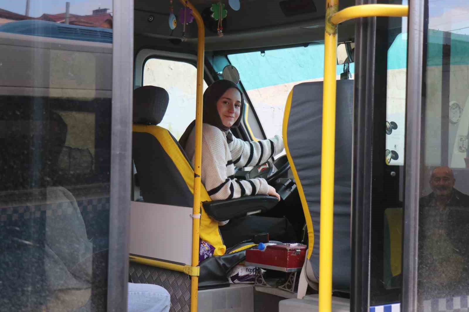 Çocuk yaşta muavinlik yaparak başladı, şimdi minibüs direksiyonunda kadınlara ilham oluyor
