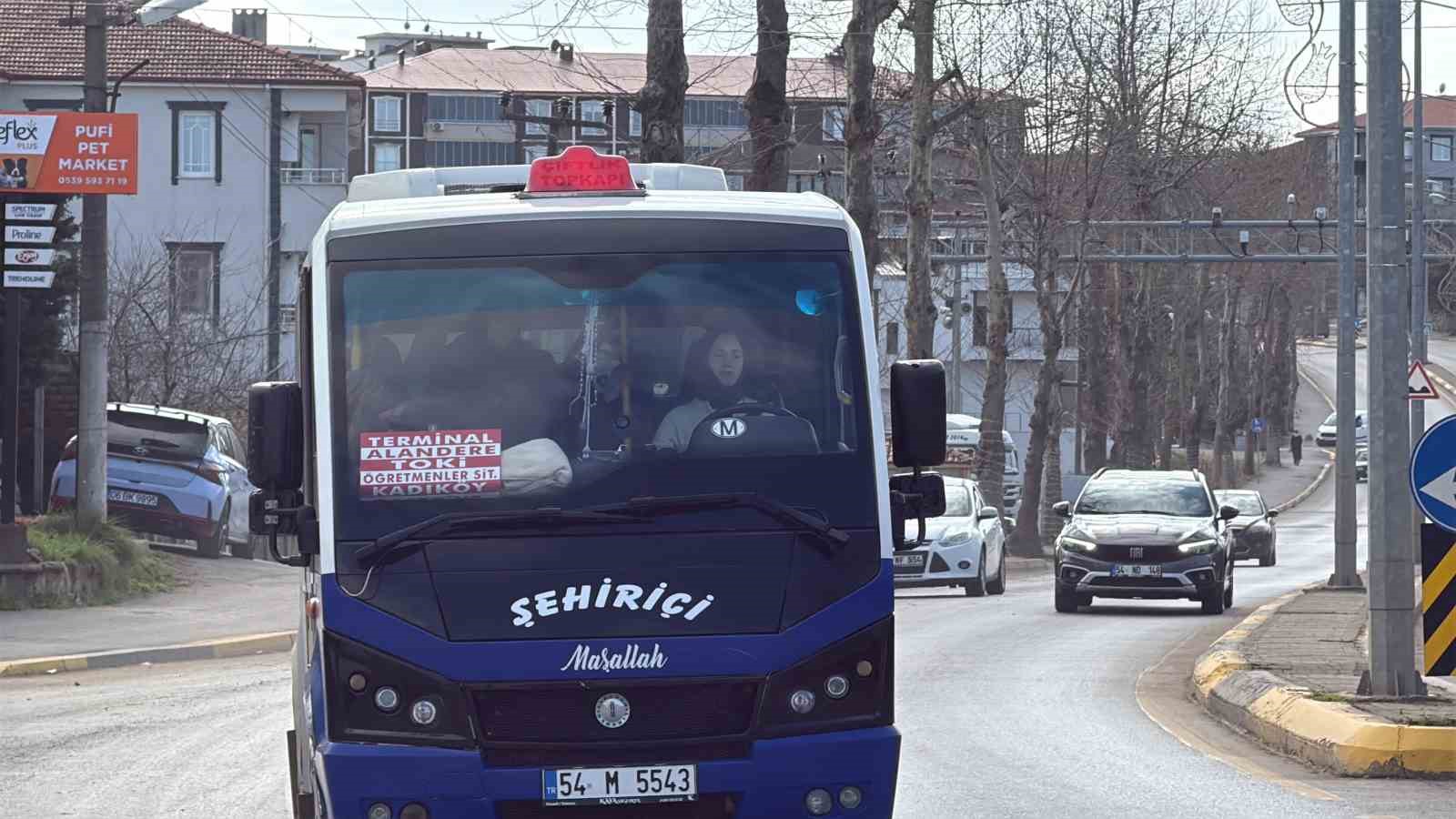 Çocuk yaşta muavinlik yaparak başladı, şimdi minibüs direksiyonunda kadınlara ilham oluyor
