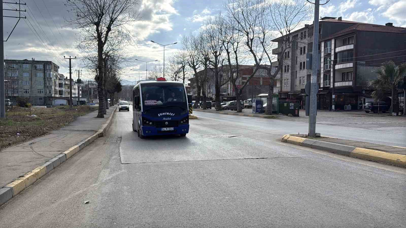 Çocuk yaşta muavinlik yaparak başladı, şimdi minibüs direksiyonunda kadınlara ilham oluyor
