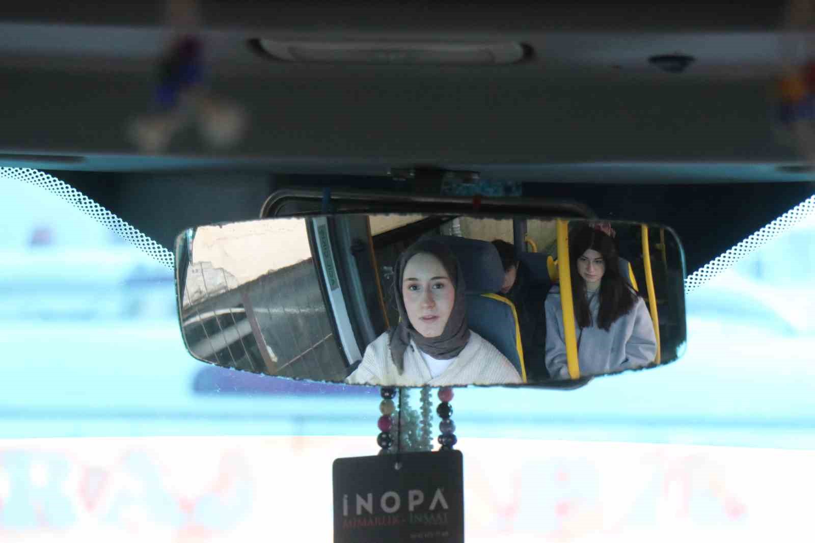 Çocuk yaşta muavinlik yaparak başladı, şimdi minibüs direksiyonunda kadınlara ilham oluyor
