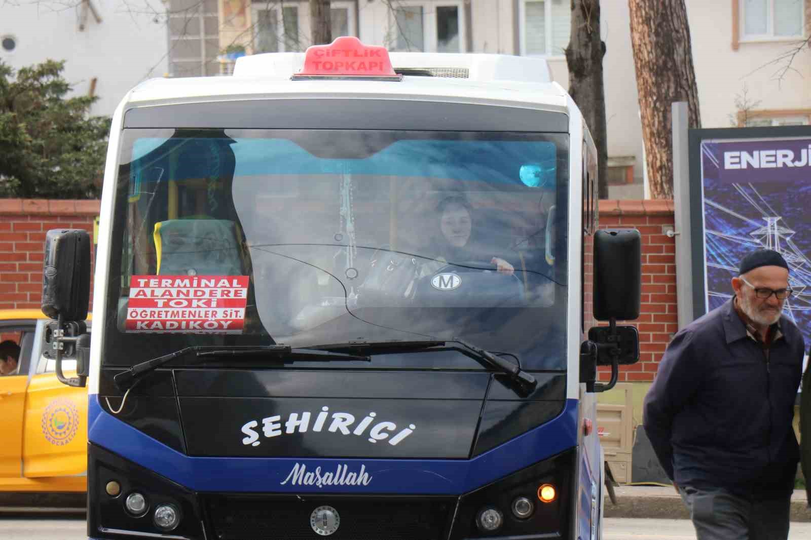 Çocuk yaşta muavinlik yaparak başladı, şimdi minibüs direksiyonunda kadınlara ilham oluyor
