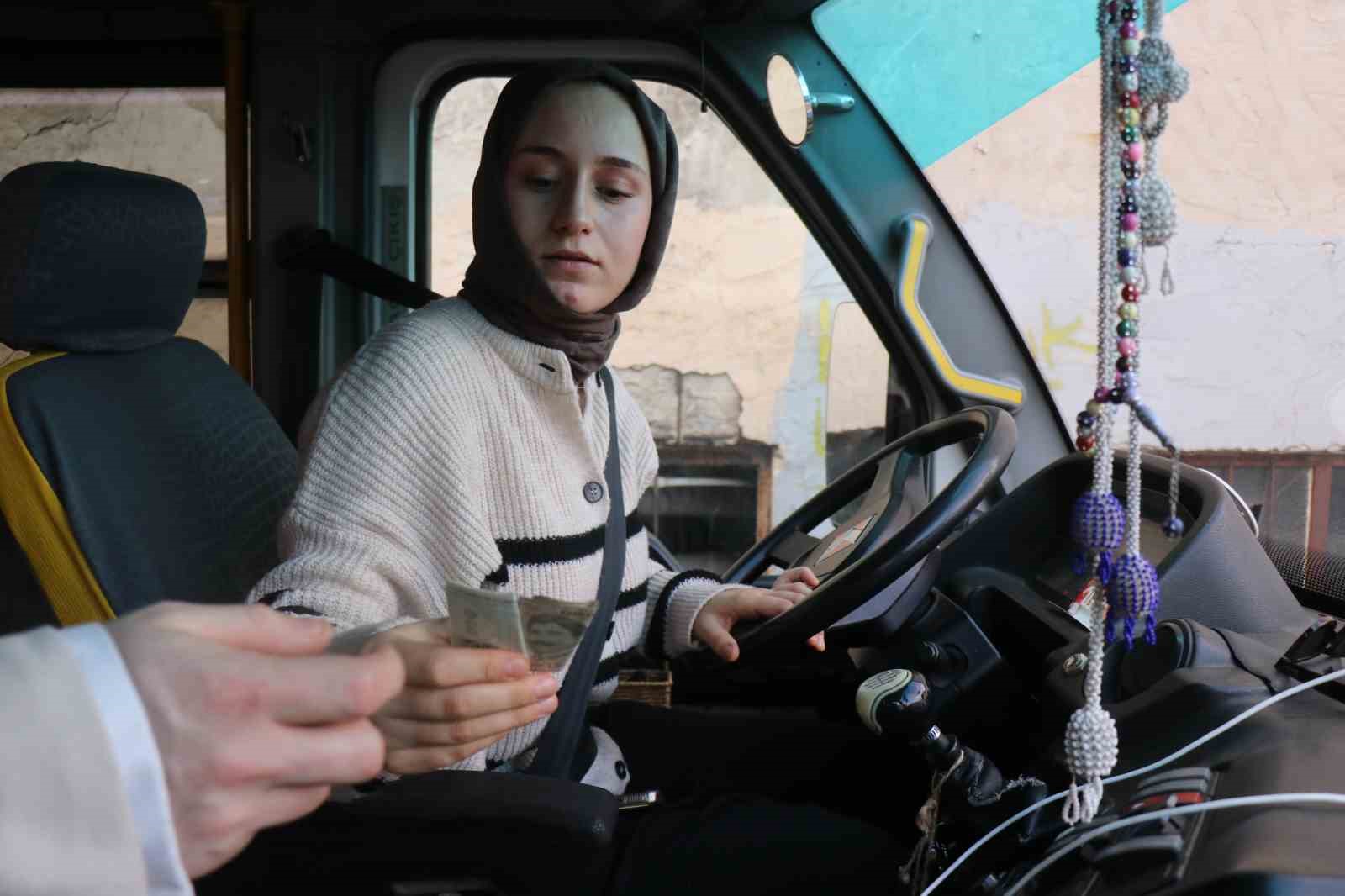 Çocuk yaşta muavinlik yaparak başladı, şimdi minibüs direksiyonunda kadınlara ilham oluyor
