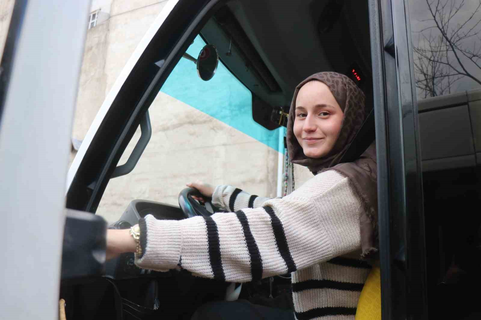 Çocuk yaşta muavinlik yaparak başladı, şimdi minibüs direksiyonunda kadınlara ilham oluyor
