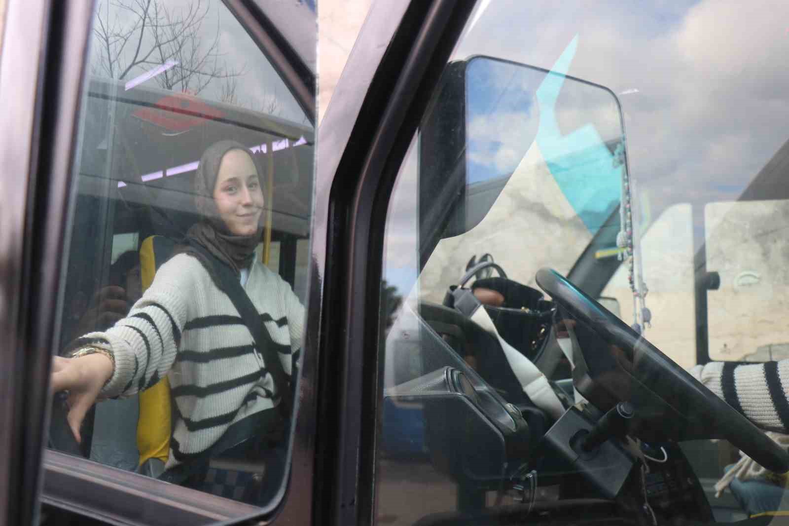 Çocuk yaşta muavinlik yaparak başladı, şimdi minibüs direksiyonunda kadınlara ilham oluyor
