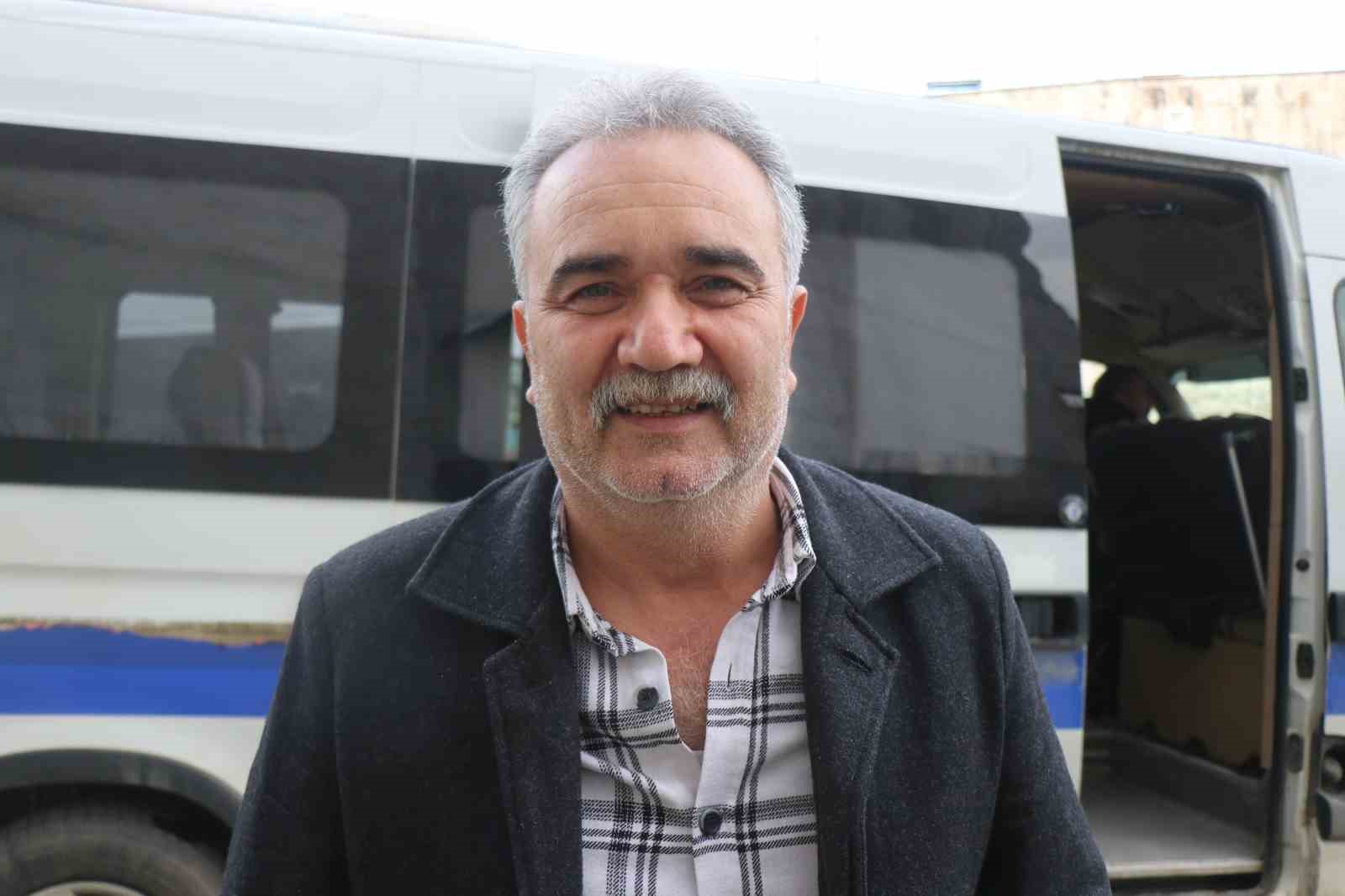 Çocuk yaşta muavinlik yaparak başladı, şimdi minibüs direksiyonunda kadınlara ilham oluyor
