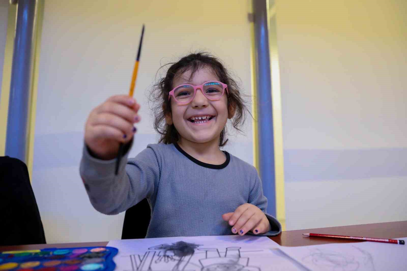 Çocuklar bir günlüğüne ressam oldu
