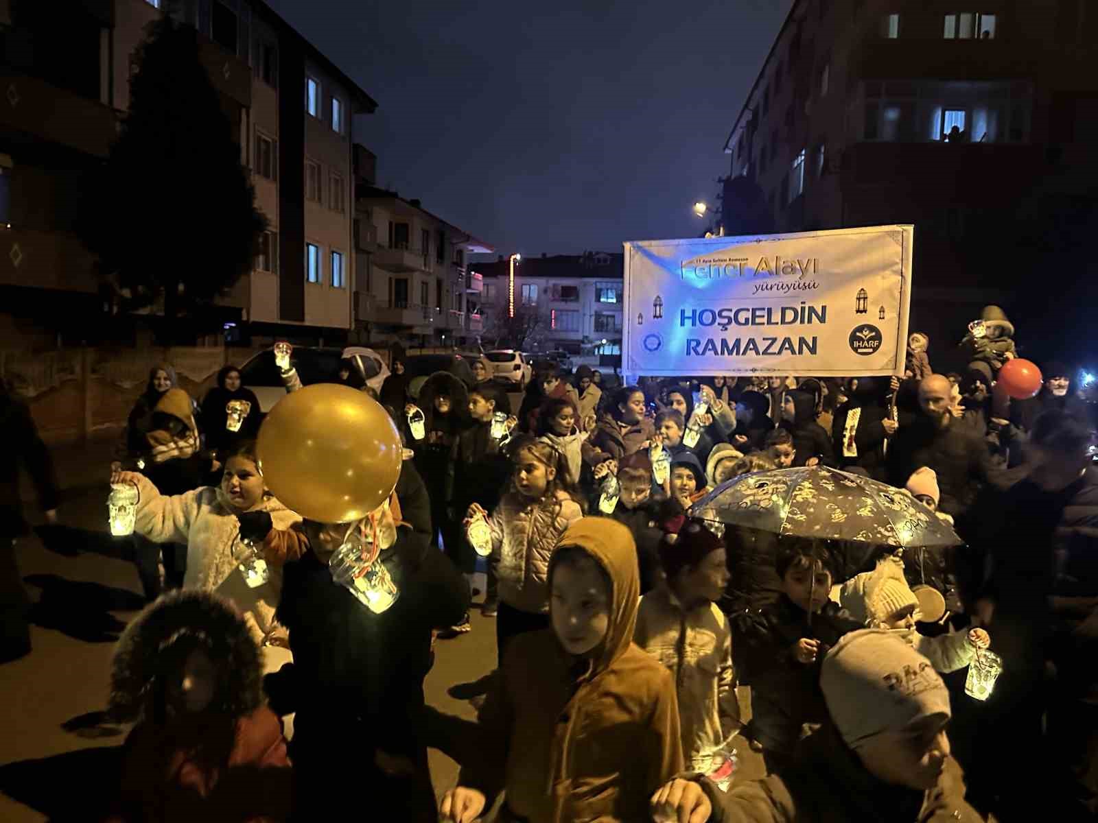 Çocuklar ellerinde fenerle ilk teravih namazı heyecanına ortak oldu
