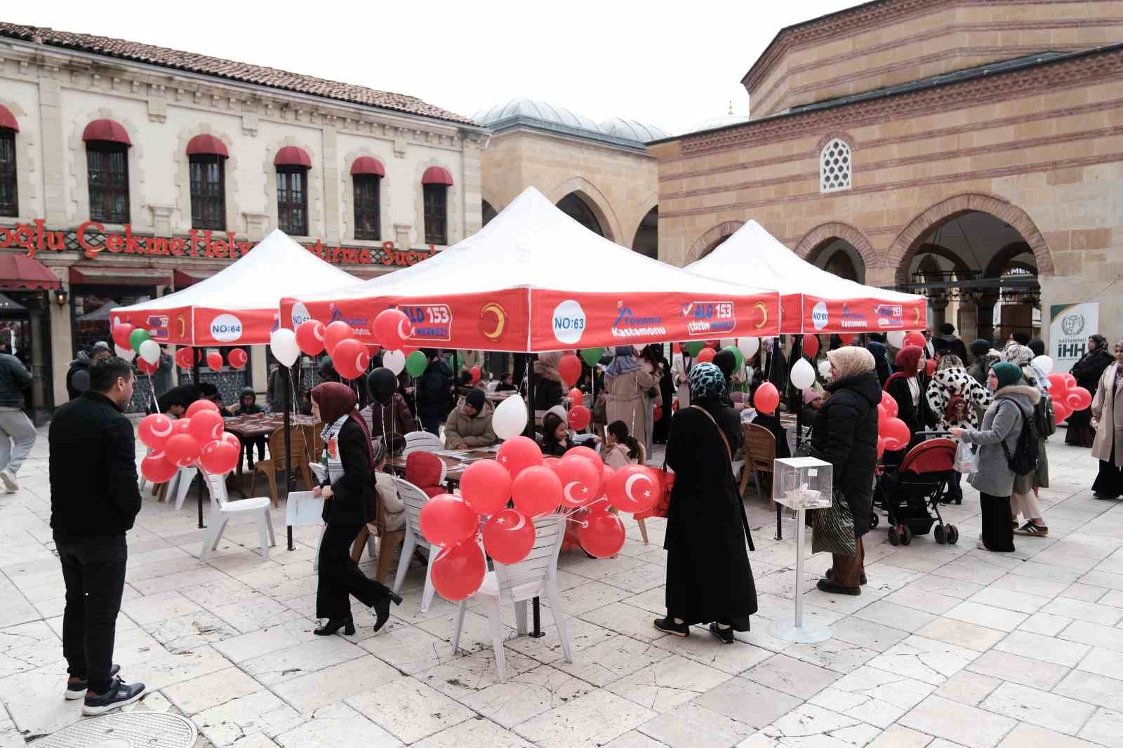 Çocuklar Filistin için yazdıkları mektupları balonlarla gökyüzüne bıraktı
Çocuklar Filistin için yazdıkları mektupları balonlarla gökyüzüne bıraktı