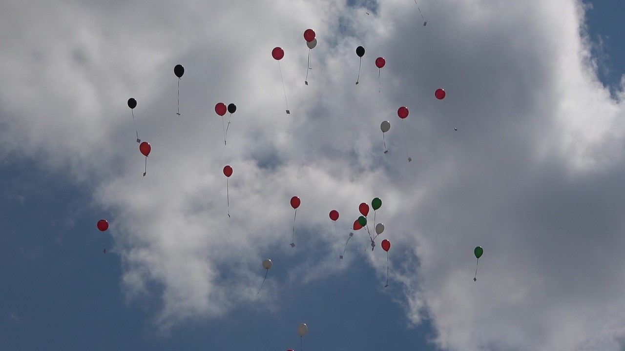 Çocuklar Filistin için yazdıkları mektupları balonlarla gökyüzüne bıraktı
Çocuklar Filistin için yazdıkları mektupları balonlarla gökyüzüne bıraktı