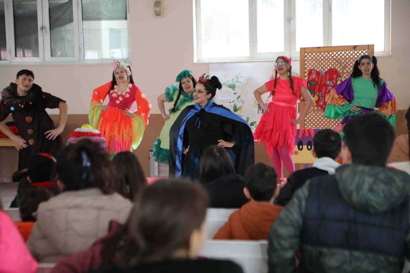 Çocuklar sağlıklı beslenmeyi tiyatroyla öğrendi
