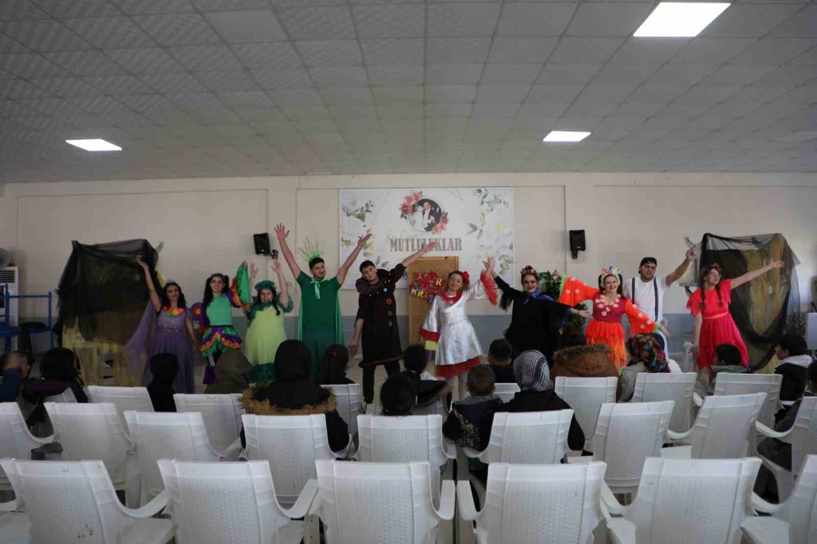 Çocuklar sağlıklı beslenmeyi tiyatroyla öğrendi
