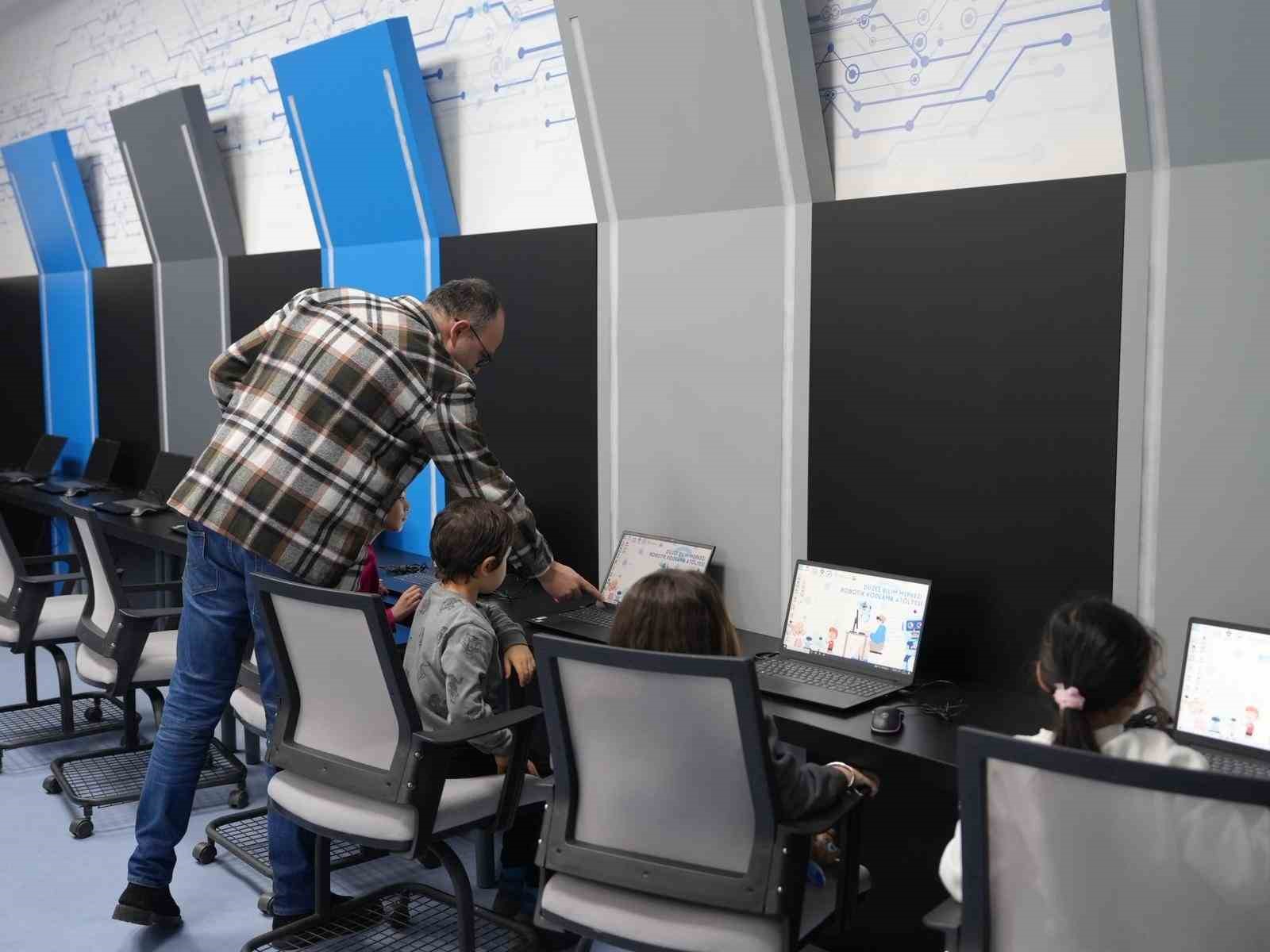 Çocuklar tatili atölye etkinlikleri ile geçiriyorlar
