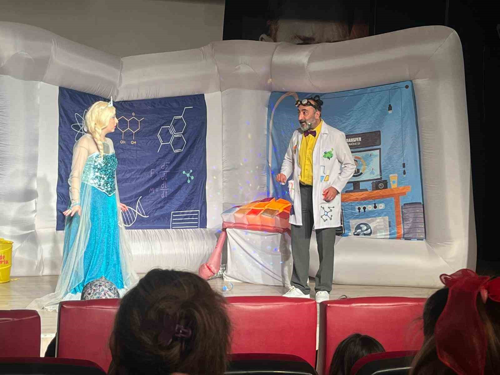 Çocuklar tiyatro ile hem eğlendiler hem öğrendiler
