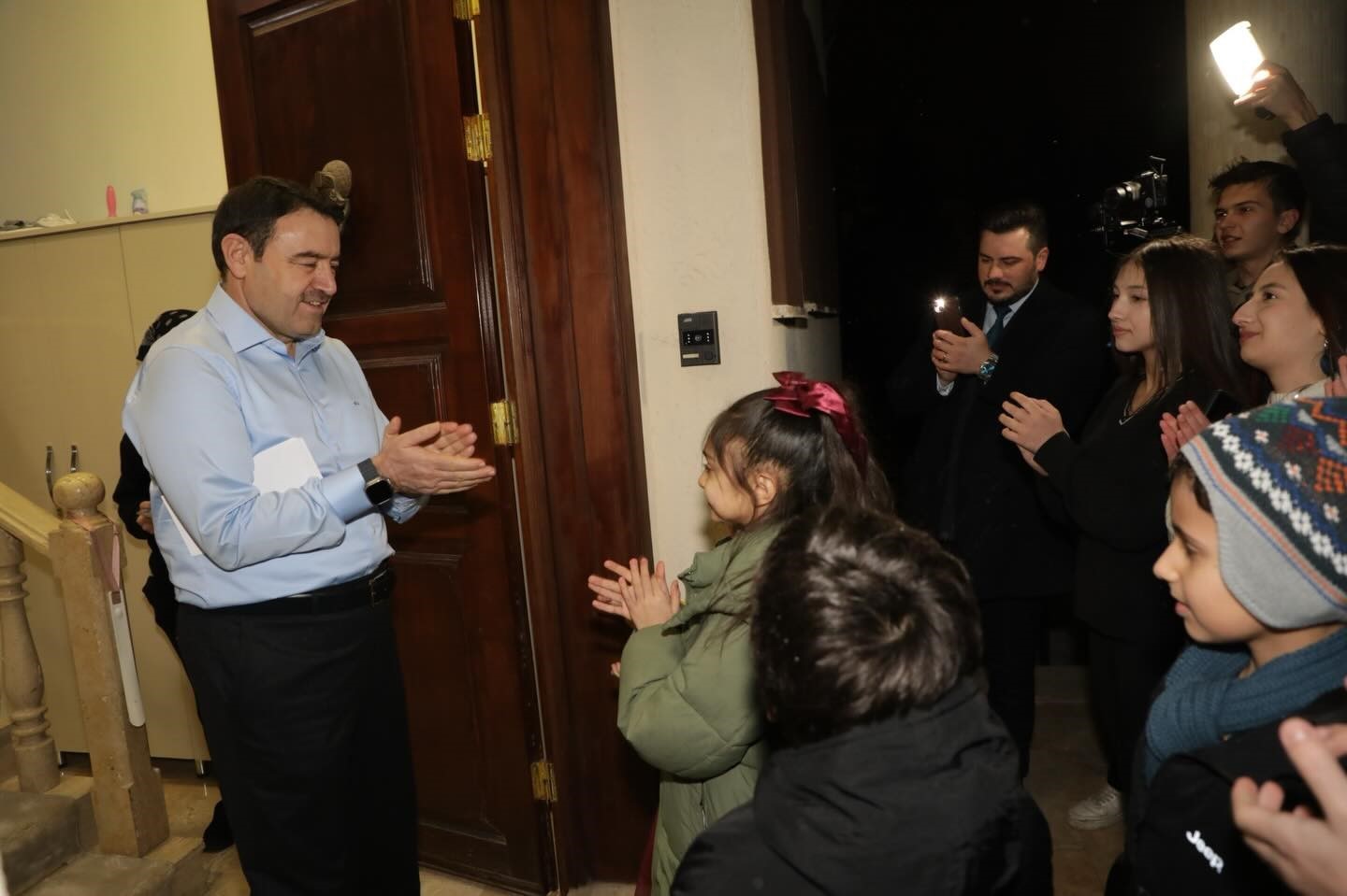 Çocuklar Vali Işın’a "Küpecik" yaptı
