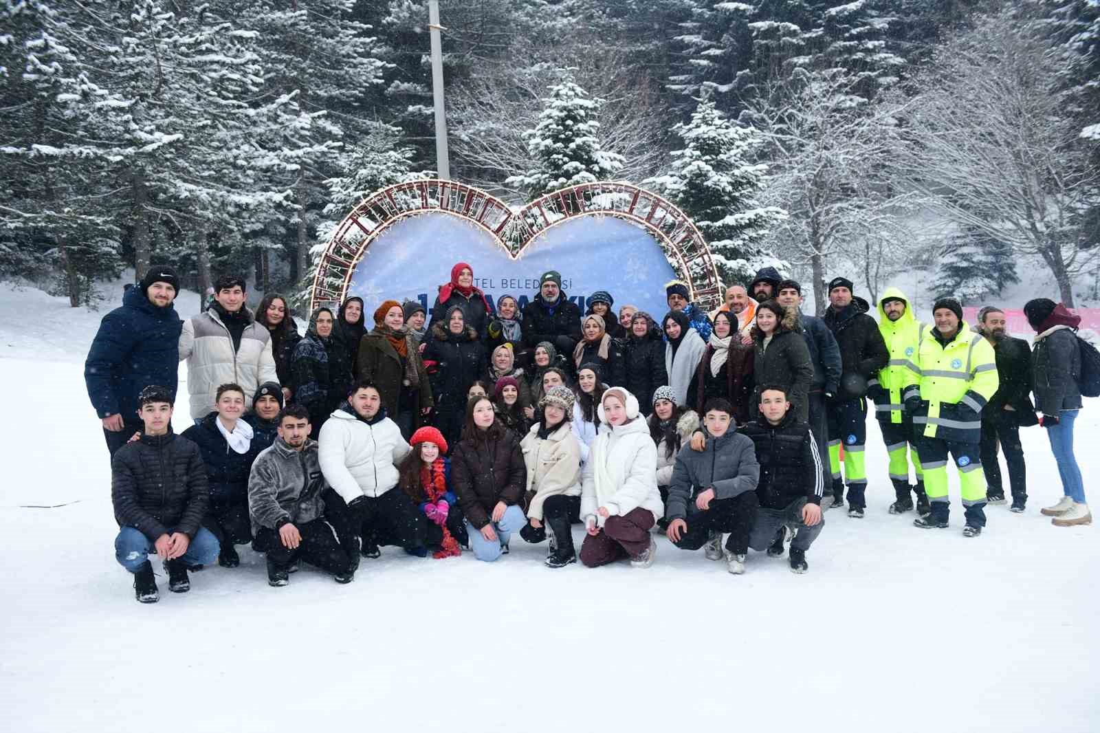 Çocuklara karne hediyesi kar festivali
