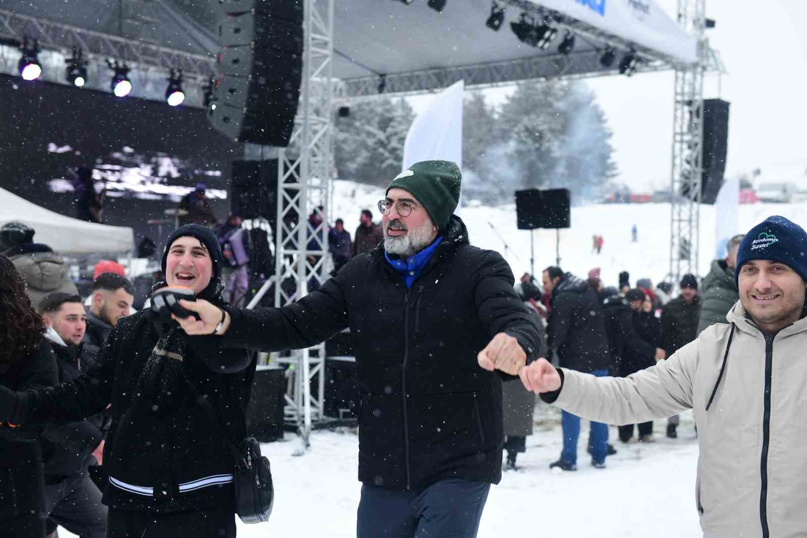 Çocuklara karne hediyesi kar festivali
