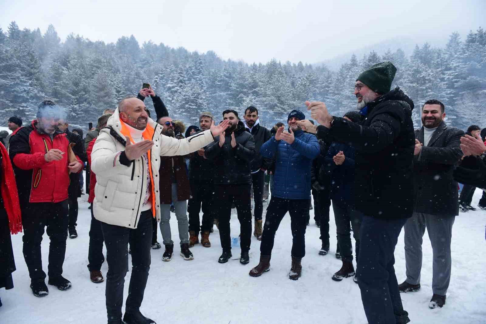 Çocuklara karne hediyesi kar festivali
